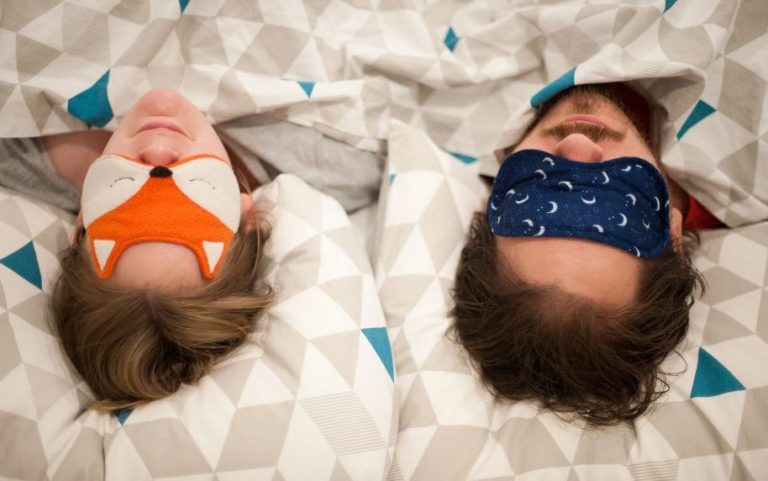 ما هو تفسير حلم إعطاء الميت ملابس