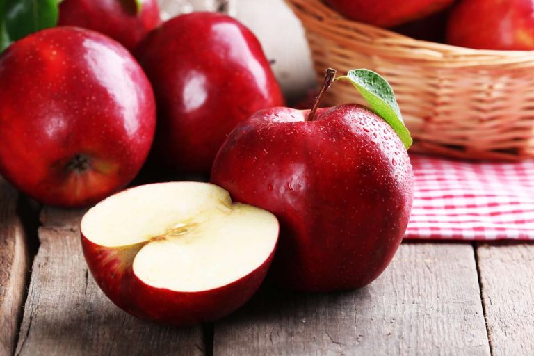 تفسير حلم اعطاء التفاح في المنام للعزباء