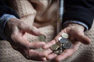 تعرف على تفسير حلم اعطاء الميت نقود