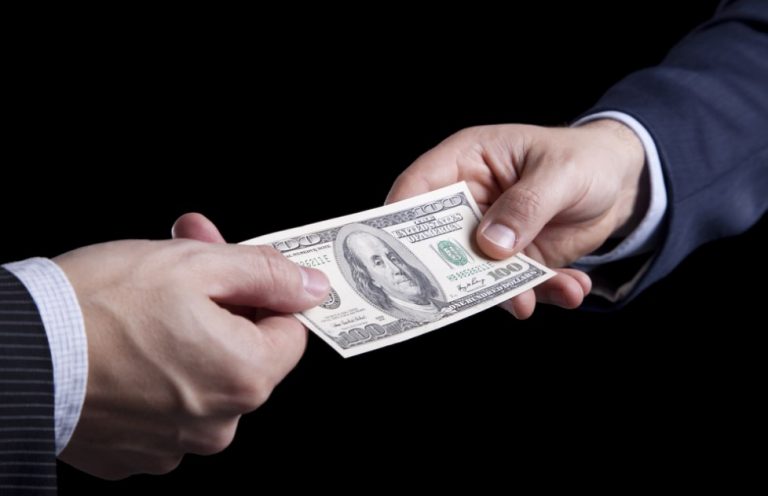 تفسير حلم اعطاء الميت نقود ورقية  