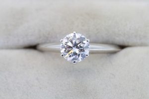 تفسير حلم إعطاء خاتم لشخص للعزباء