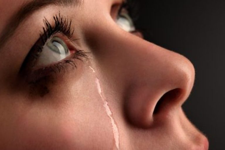 تفسير حلم البكاء على شخص تحبه
