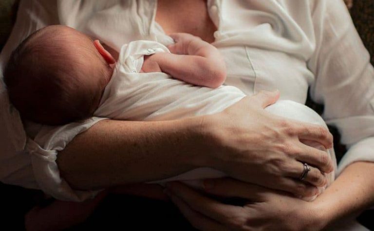 تفسير حلم الرضاعة للعزباء