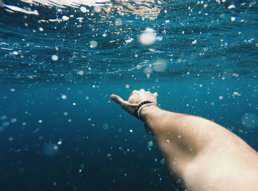 ما هو تفسير حلم السباحة في البحر