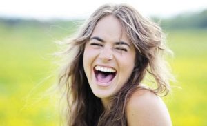 تفسير حلم شخص يضحك عليك