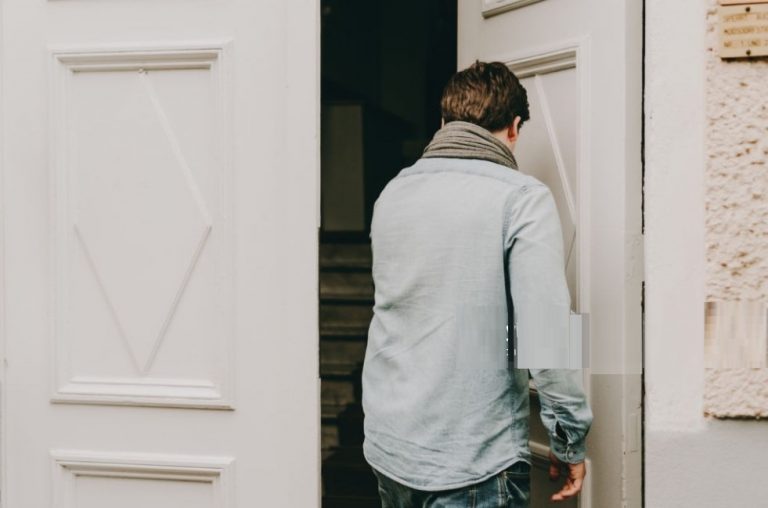 ما هو تفسير حلم دخول بيت شخص اعرفه