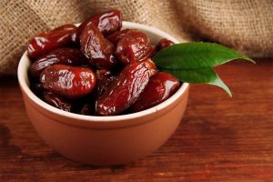 تفسير حلم شخص يعطيني تمر