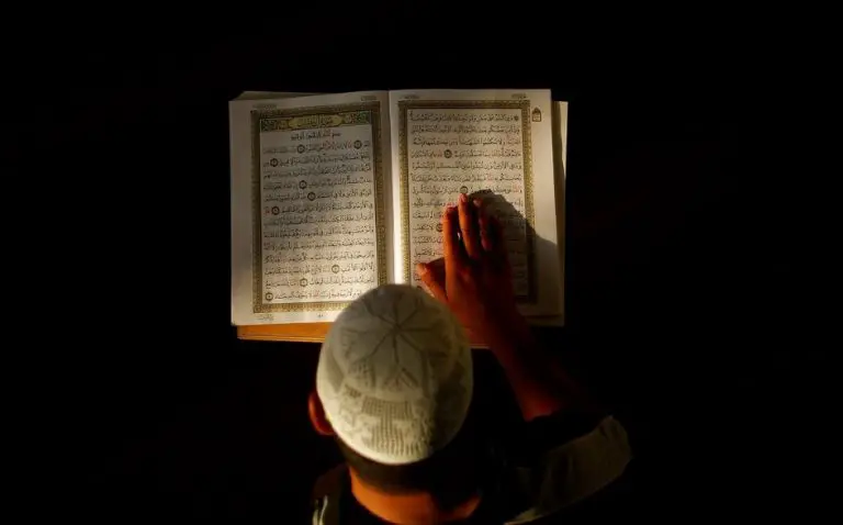 رؤية قراءة القرأن للعزباء