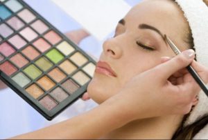 وضع المكياج في الحلم