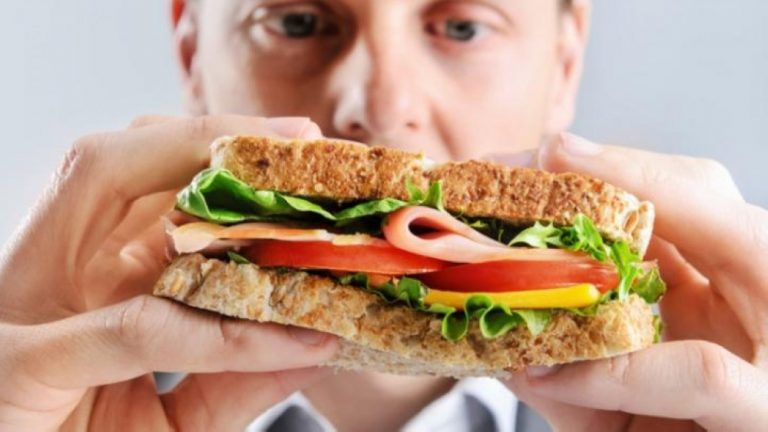 تفسير رؤية الميت يأكل في المنزل