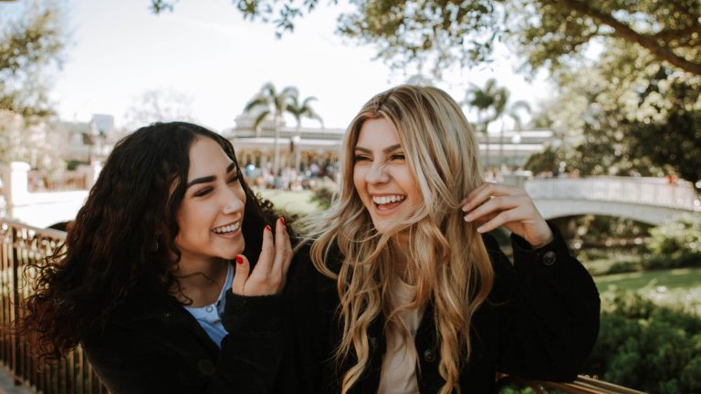 تفسير رؤية امرأتين في المنام