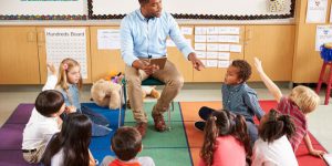 تكرار رؤية المدرسة في المنام للعزباء