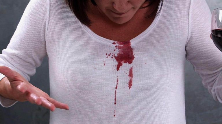 تفسير حلم بقع الدم على الملابس