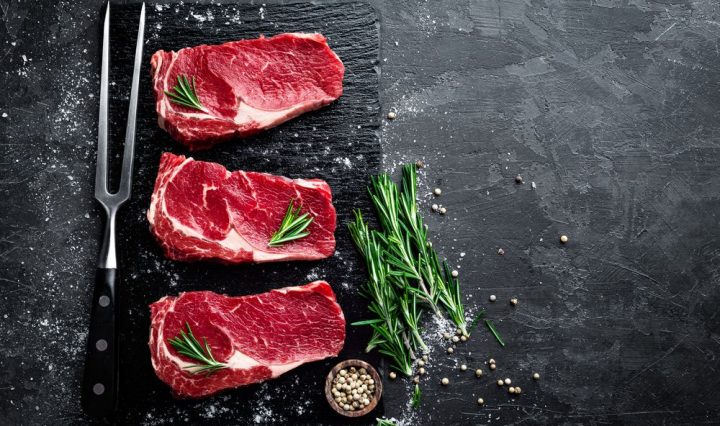 تفسير رؤية توزيع اللحم النيء في المنام