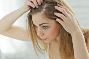رؤية القمل يخرج من الشعر للمتزوجة