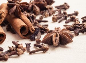 ما هي فوائد زيت القرنفل للشفايف