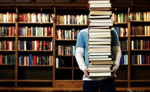 الكتب في المنام للعزباء