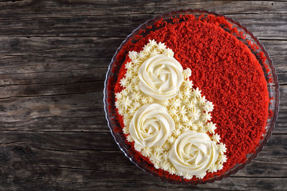 كعكة اسفنجية لونها احمر بالورد