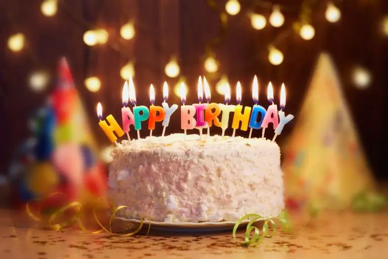 كعكة عيد ميلاد مع الشموع والاضواء الساطعة